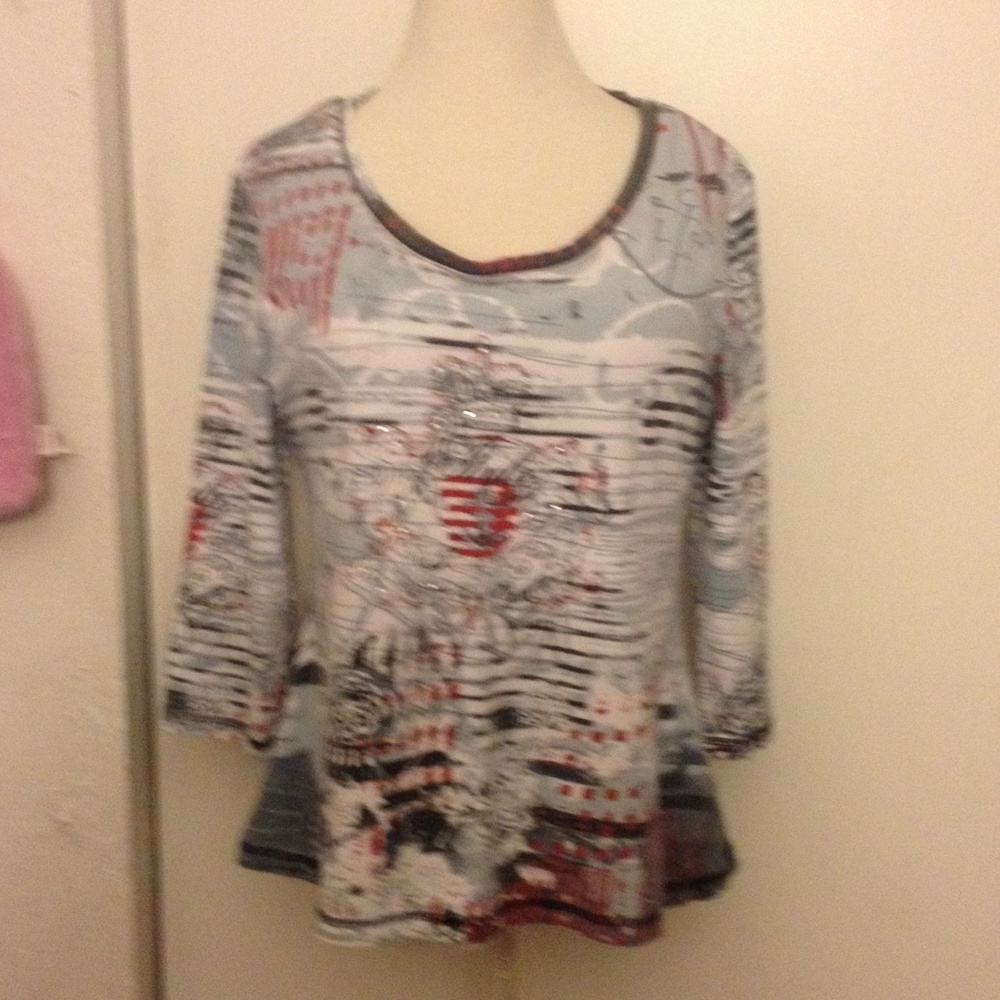 Abstract Print Scoop Neck Short Sleeve Tee in Light Blue and Red